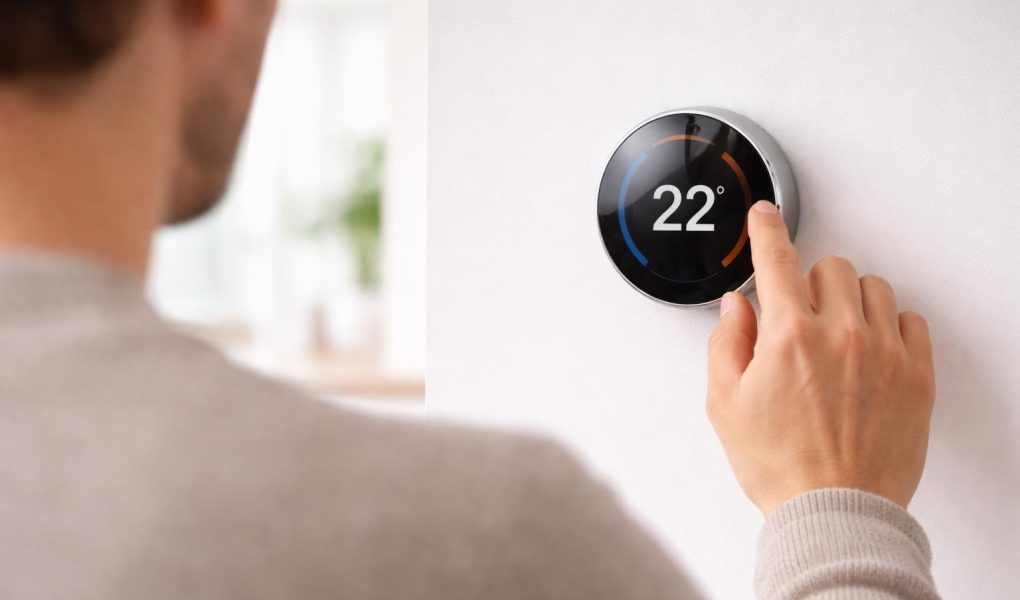 personne-thermostat-moderne-mur-minimaliste