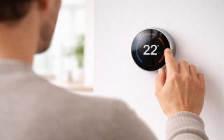 personne-thermostat-moderne-mur-minimaliste